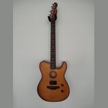 Akustická kytara s vyřezem v korpusu, provedená v přirozené dřevěné barvě. Na hlavě hmatníku je viditelné logo Fender. Nástroj má tmavý hmatník s bíl…