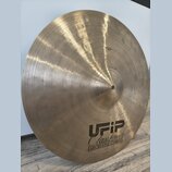 Kruhové činely z mosazi s viditelným broušením povrchu. Na spodní části je černé logo UFIP, pod ním nápis Class series a text EARCREATED CYMBALS. V h…