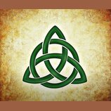 Fotografie zobrazuje zelený grafický symbol keltického uzlu (triquetra) s černým obrysem a bílým stínem. Symbol je umístěn uprostřed na texturovaném,…