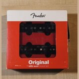 Krabice značky Fender obsahuje sadu dvou černých snímačů. Na spodní části červeného obalu je bílý nápis Original a JAZZ BASS PICKUP SET. Papírové bal…
