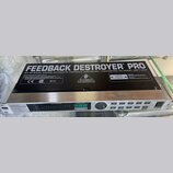 Rakový procesor Feedback Destroyer Pro značky Behringer, model DSP1124P. Zařízení má stříbrný přední panel s digitálním displejem, několika tlačítky…