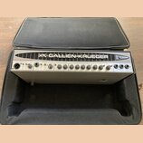 Stříbrný basový zesilovač v černém přepravním kufru. Na horním panelu je nápis GALLIEN-KRUEGER s logem GK a označení 1001RB. Přední panel obsahuje ná…