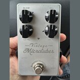 Stříbrný efekt pedál s čtyřmi černými oválnými knoflíky. Na horní části jsou nápisy BLEND, ERA, LEVEL a DRIVE, uprostřed je nápis Vintage Microtubes…
