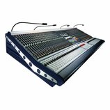 Velký analogový mixážní pult s modrým šasi a stříbrným horním panelem. Na levém boku je nápis Soundcraft. Povrch je osazen velkým množstvím potenciom…