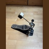 Černý basový pedál s kovovými a plastovými prvky. Na stupni je viditelné logo MAPEX. Nástroj vykazuje známky používání, zejména v podobě opotřebení b…