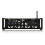 Černý digitální mixážní pult s nápisem X AIR X18 a logem behringer. Na přední straně jsou čtyři vstupní konektory XLR, osm kombinovaných konektorů ja…