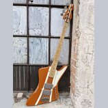 Hnědá elektrická basová kytara s bílým pickguardem a světlou hnedou hmatníkem. Na těle je vidět nápis "Eagle" a dva humbuckery s kovovými kryty. Lak…