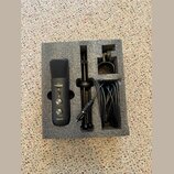 Černý mikrofon s mřížkou, na kterém je nápis marantz Professional a v dolní části označení MPM-1000U PODCAST MIC. Součástí sady je černý stolní stati…