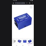 Modrý kovový box s rozhraním USB 2.0 a DMX OUT konektorem. Na horní straně je bílý nápis ENTTEC OPEN DMX USB a doplňující text NON ISOLATED USB 2.0/D…