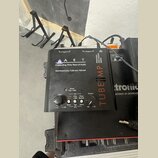Černý rackový předzesilovač s nápisem ART a označením PROFESSIONAL TUBE MIC PREAMP. Na horní části je nápis 30 Celebrating Thirty Years of Audio a vp…
