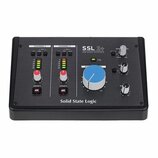 Černý USB audio interface s nápisy SSL 2+ a Solid State Logic. Zařízení má dva kanály s ovládacími knoflíky, LED indikátory úrovně a tlačítka s nápis…