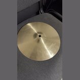Zlatavý kovový činel s viditelným kovánívým povrchem a středovým otvorem. Na povrchu jsou vyraženy nápisy VOLCANO 18" SPLASH CRASH a ENERGY cymbals.…