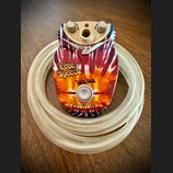Efekt Talk Box značky Danelectro s barevným motivem tie-dye v červených, žlutých a modrých odstínech. Na horní straně jsou dva otočné oválné knoflíky…