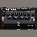 Černý preamp Radial PZ-PRE s červenými detaily a ovládacími knoflíky. Na horní straně je nápis PZ-PRE a vpravo označení Made in Canada. Přístroj obsa…