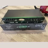 Zelený rackový procesor značky JOEMEEK umístěný na originální krabici. Na předním panelu jsou nápisy OPTICAL COMPRESSOR, PREAMP, ENHANCER, EQUALIZER…