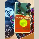 Kytarový efekt v krémovém šasi s červeným a zeleným panelem. Na panelu je nápis TOPANGA SPRING REVERB a logo catalinbread MECHANISMS OF MUSIC. Pedal…