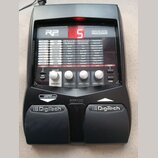 Černý kytarový procesor s nápisem RP 155 MODELING GUITAR PROCESSOR. Zařízení má digitální displej s červeným číslem 5, několik ovládacích tlačítek a…