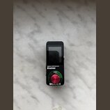 Černý kompaktní efekt s displejem a jedním červeným ovládacím knoflíkem. Na zařízení jsou nápisy „Speaker CAB Simulator“, „Radar“, „MENU“ a značka „M…