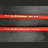 Dvě červené tyče z anodu nebo lakovaného kovu s bílým nápisem Amati • CZECHOSLOVAKIA • COLOR. Povrch je hladký a bez viditelného opotřebení. Tyče lež…