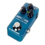 Modrý kytarový efekt s nápisem INFINITE SAMPLE SUSTAINER a logem tc electronic. Na horní straně jsou tři černé otočné knoflíky a dvě kontrolní LED di…