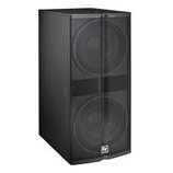 Černý subwoofer s dvěma reproduktory umístěnými nad sebou. Přední strana je kryta kovovou ochrannou mřížkou. V pravém dolním rohu je bílé logo EV.