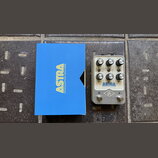 Kytarový efekt v bílém kovovém šasi s šesti ovládacími knoflíky a dvěma spínači. Na spodní části je modrý nápis ASTRA MODULATION MACHINE a logo UA. V…