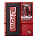 Červený efekt pedál s černým ovládacím panelem a stříbrným spínacím tlačítkem. Na levé straně je černý pedalboard s bílým nápisem Whammy. Pravá stran…