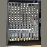 Šedý mixovací pult značky SAMSON, model MX1248 MIXING CONSOLE. Zařízení obsahuje dvanáct vstupních kanálů s posuvníky, řadu otočných potenciometrů a…