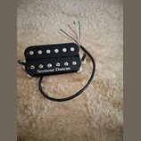 Černý humbucker s kovovou základnou a čtyřmi barevnými vodiči. Na spodním plastovém krytu je bílý nápis Seymour Duncan. Snímač vykazuje mírné známky…