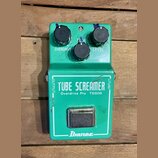 Zelený efekt pedál s nápisy TUBE SCREAMER, Overdrive Pro TS808 a logem Ibanez. Na horní části jsou tři černé ovládací knoflíky s popisky OVERDRIVE, T…