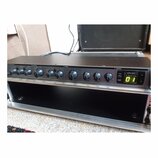 Černý rackový efektový procesor s řadou ovládacích knoflíků a přepínačů. Na panelu jsou viditelné nápisy sekcí INPUT-OUTPUT, MULTIEFFECT, REVERB a PR…