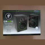 Fotografie zachycuje krabici od studiových monitorů. Na balení je nápis CR 4.5 BT, CREATIVE REFERENCE™ STUDIO MONITORS WITH TONE CONTROL AND BLUETOOT…