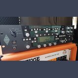 Černý rackový kytarový procesor s nápisem KEMPER a označením PROFILING AMPLIFIER. Přední panel obsahuje řadu tlačítek, otočných ovladačů a centrální…