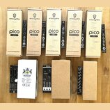 Fotografie zobrazuje sadu modulárních syntetizátorů v krabicích a bez nich. V horní řadě jsou pět krabic značky erica synths s moduly pico VCT3, QUAN…