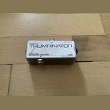 Kovový efekt pedál stříbrné barvy s bílým štítkem. Na štítku je uveden název MICRO THUMPINATOR a nápis high performance bandwidth optimizer, v pravém…