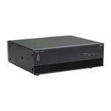 Černý rackový zesilovač s kovovým povrchem a chladicími žebry v dolní části předního panelu. Na přední straně je nápis Plena Amplifier, přepínač a v…