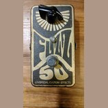 Kytarový efekt pedál v béžovém provedení s černým grafickým motivem. Na spodní hraně je nápis LOVEPEDAL CUSTOM EFFECTS a v grafice je stylizované čís…