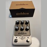 Kytarový efekt v kovovém šasi stříbrné barvy s nápisem golden REVERBERATOR a logem UA. Pedal má šest černých otočných knoflíků s označením BASS, TREB…