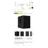 Černý aktivní subwoofer s hranatým tvarem a kovovou ochrannou mřížkou v přední části. Na spodní části mřížky je umístěno malé čtvercové logo RCF. Na…