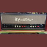 Kytarový zesilovač značky Hughes & Kettner, model Statesman DUAL EL34. Má hnědý povrch a béžovou přední síťku s bílým logem výrobce. Přední panel je…