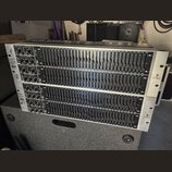 Dvě stříbrné rackové jednotky s grafickými ekvalizéry. Na obou zařízeních je v horní části nápis ULTRAGRAPH GEQ a v levé části označení FBQ. Na pravé…