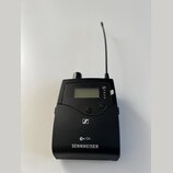 Černý bezdrátový vysílač s anténou a malým displejem. Na přední straně jsou nápisy LOW BATT, ON, RF a označení ew G4. Ve spodní části je bílý nápis S…