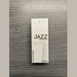 Bílá krabička s trosečatými trsy saxofonu. Na přední straně je černý nápis JAZZ a pod ním text 5 UNFILED REEDS, v dolní části je uvedeno MARCA a svis…