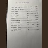 Fotografie bílého papíru s vytištěným seznamem mikrofonů určených k prodeji. Seznam obsahuje modely značek Shure, Rode, Sennheiser a Akg spolu s počt…