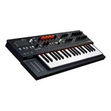 Černý syntetizátor s klaviaturou a ovládacím panelem. Na levé straně je bílý nápis ARTURIA a vpravo nahoře nápis MINIFREAK. Panel obsahuje bílé a čer…