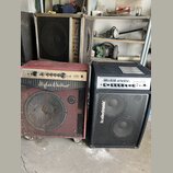 Na fotografii jsou tři kytarové komba. V popředí vlevo stojí červené kombo s nápisem „Higglers & Keffner“ a logem „Bassman“. V popředí vpravo je čern…