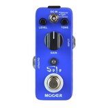 Modře barevný efekt pedál s nápisy LEVEL, TONE a GAIN u ovládacích prvků. Na horní části je vstup DC IN a výběr Natural, Tight, Classic. Uspravovací…