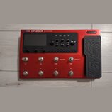 Červený kytarový procesor s nápisem VALETON GP-200R MULTI-EFFECTS PROCESSOR. Zařízení má displej, několik ovládacích knoflíků a řadu tlačítek. V doln…
