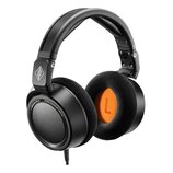 Černá uzavřená studiová sluchátka s čalouněnými náušníky. Na vnější straně levého náušníku je nápis NEUMANN BERLIN STUDIO HEADPHONE NDH 20 a na headb…