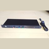Černý rackový kompresor/limiter s nápisem dbx 160A v levém horním rohu. Na předním panelu jsou umístěny ovládací knoflíky, přepínače a řada kontrolní…